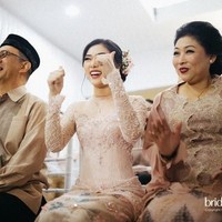 Lamaran berlangsung dengan lancar, Isyana Sarasvati dan Rayhan pun terlihat bahagia. Foto: Bridestory