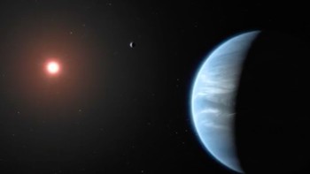 Uap air. Planet bernama K2-18b dijuluki uap air karena begitu kaya kandungan uap air dan awan. Ini adalah sebuah titik terang bagi mereka yang mencari tanda-tanda kehidupan alien. Foto: NASA