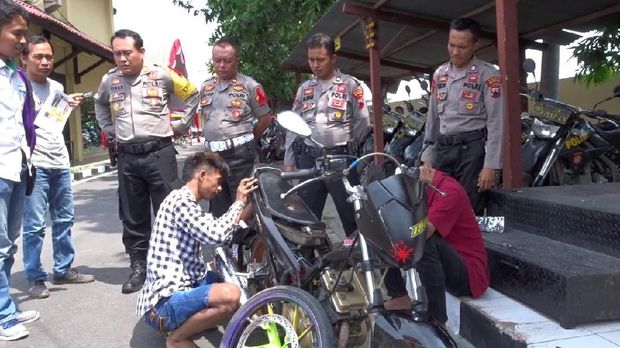 Kapok! Pebalap Liar Jadi 'Montir' Dadakan di Polres Rembang