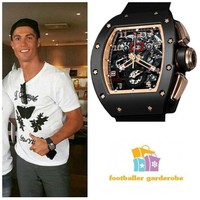 Cristiano Ronaldo yang menurut Forbes mencetak penghasilan US$ 109 juta sepanjang 2019 tampak memakai jam tangan hitam dengan detail keemasan. Jam tangan yang dipakainya ini merupakan keluaran Richard Mille seri RM011 Felipe Massa Flyback Chronograph Black Kite. Jam tangan Ronaldo ini dibanderol sekitar US$ 100 ribu atau sekitar Rp 1,4 miliar.  (Foto: Instagram)