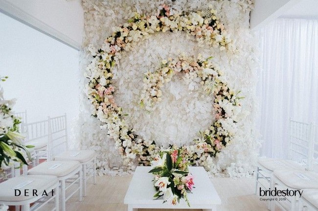 Acara lamaran Isyana Sarasvati dan Rayhan pun dihiasi bunga-bunga yang cantik. Foto: Bridestory