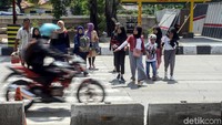 Warga pun berharap agar JPO Jembatan Gantung tersebut dapat segera dibuka agar warga dapat lebih aman untuk menyeberang maupun mengakses bus TransJakarta.