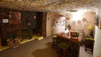 Keunikan kota bawah tanah di Coober Pedy ini pun sukses menarik para wisatawan untuk datang melihat dan merasakan langsung menginap di hotel bawah tanah tersebut.