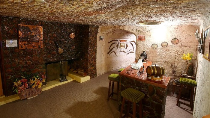 Coober Pedy di Australia Selatan tak cuma jadi lokasi penambangan batu opal. Area ini memiliki kota bawah tanah yang jadi destinasi wisata populer di Australia.