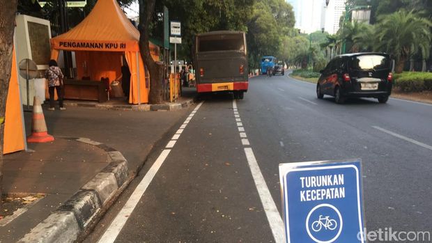Jalur sepeda sering dipakai untuk parkir kendaraan.
