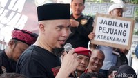 Suami Mulan Jameela itu mengatakan jika dirinya akan terus bersama rakyat saat ditanya soal Prabowo yang mendukung Presiden Joko Widodo. Pool/Palevi S/detikFoto.
