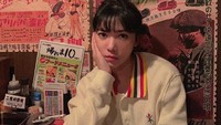Momen kulineran serunya juga dipamerkan kala ia berkunjung ke Jepang. Ia mengunjungi sebuah restoran dengan hiasan poster-poster bertulisan Jepang di sana. Foto: Instagram @isyanasarasvati