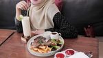 Lihat Lagi Gaya Kulineran Medina Zein, Sebelum Terjerat Narkoba