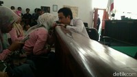 Sebelum kasus ini dilimpahkan ke Kejari dan PN Majalengka, polisi sempat menjerat Irfan dengan pasal 170 juncto Undang-undang Darurat Pasal 1 ayat 1 Tahun 1951. Setelah melihat dan mendengarkan fakta-fakta persidangan, Jaksa Penuntut Umum (JPU) mendakwa Irfan dengan Pasal 360 KUHP.
