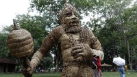 Begini penampakan patung jerami raksasa yang mejeng di kawasan Candi Prambanan.