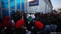 Mereka menunggu di depan gerbang Rutan Cipinang.