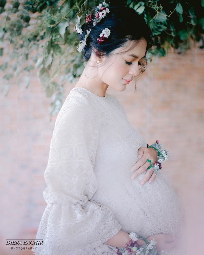 Pada foto lainnya, masih dalam rangkaian maternity shoot bersama Diera Bachir, Paula Verhoeven yang memang dikenal sebagai model itu, tampil memesona dengan makeup flawless dan balutan gaun custom karya desainer Surya Abduh. Foto: Dok. Instagram @dierabachir
