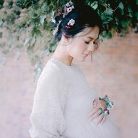 Pada foto lainnya, masih dalam rangkaian maternity shoot bersama Diera Bachir, Paula Verhoeven yang memang dikenal sebagai model itu, tampil memesona dengan makeup flawless dan balutan gaun custom karya desainer Surya Abduh. Foto: Dok. Instagram @dierabachir