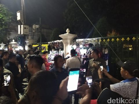 Jalan-jalan di Malioboro, Jokowi Beli Kaus untuk Kaesang