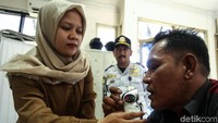 Salah satunya adalah pemeriksaan yang dilakukan oleh Petugas dengan mengecek kesehatan sopir bus angkutan libur akhir tahun melalui oral di Terminal Grogol, Jakarta.