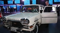 Setelah melewati berbagai macam kesulitan. Mobil revolusi sebagai prototipe dipamerkan saat hari perayaan 29 Oktober 2019. Pada hari H, Cemal Gursel masuk ke dalam mobil Devrim hitam sebelum mobil diisi bensin untuk konvoi perjalanan, namun setelah jalan 100 meter, mobil berhenti. Kemudian presiden pindah ke mobil Devrim berwarna krem di mana sudah diisi bensin sebelumnya, dan berhasil tiba di Anitkabir tanpa ada masalah. Istimewa/Dok. Istana Kepresidenan Turki.