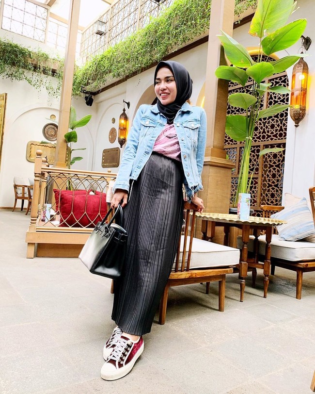 Meski tampil kasual, Medina Zein konsisten menenteng tas Hermes Birkin 35cm So Black Calfbox Leather. Tas Hermesnya tersebut harganya mencapai Rp 700 jutaan.  Foto: Instagram