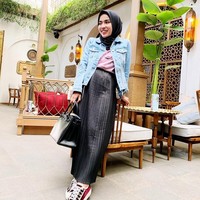 Meski tampil kasual, Medina Zein konsisten menenteng tas Hermes Birkin 35cm So Black Calfbox Leather. Tas Hermesnya tersebut harganya mencapai Rp 700 jutaan.  Foto: Instagram