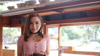 Dengan cekatan Dewin meramu setiap bahan mulai dari merebus mie dan sayuran hingga menuangkan kuah kuah kaldu. Dari gerakannya terlihat Dewin memang sering terjun langsung ke dapur.  Foto: Devi S. Lestari/detikFood