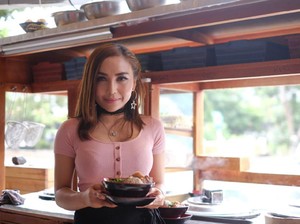 Awas Gagal Fokus! 3 Penjual Bakso Ini Cantik dan Ganteng