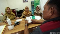 Para driver akan mendapatkan surat keterangan layak berkemudi usai diperiksa tim medis.