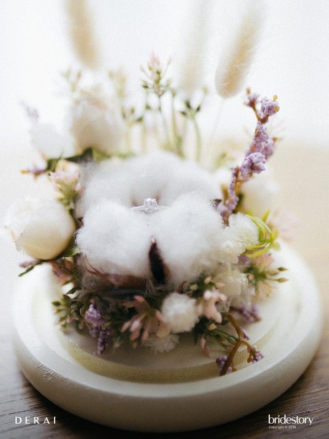 Cincin pertunangan Isyana Sarasvati pun dihadirkan dengan kemasan yang cantik di tengah bunga-bunga. Foto: Bridestory