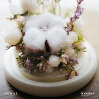 Cincin pertunangan Isyana Sarasvati pun dihadirkan dengan kemasan yang cantik di tengah bunga-bunga. Foto: Bridestory