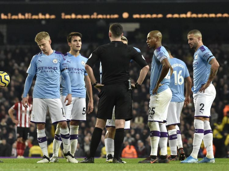 Gol Kontroversial City di Etihad Stadium