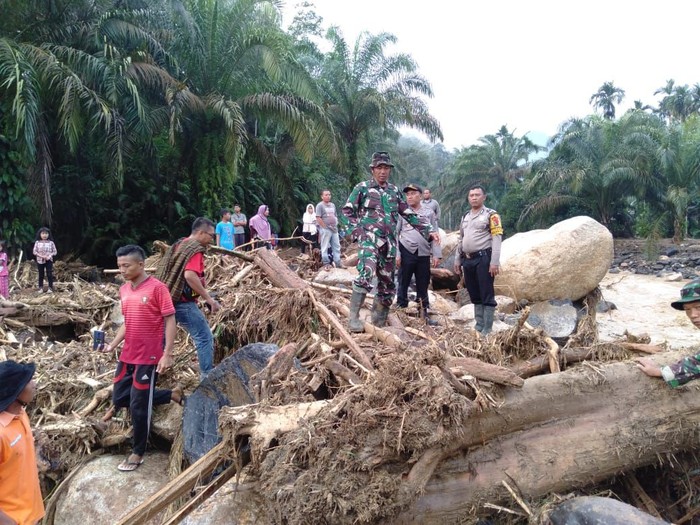 5 Warga Dilaporkan Hilang Saat Banjir Bandang Di Labuhanbatu 5 Warga Dilaporkan Hilang Saat Banjir Bandang Di Labuhanbatu