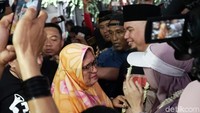 Ahmad Dhani pun langsung disambut oleh sang bunda. Pool/Palevi S/detikFoto.