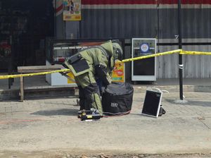 Benda yang Ditemukan di Depan Polres Tebing Tinggi Berisi Pakaian dan Parang