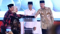 Jokowi bersama Gubernur Jateng Ganjar Pranowo dan Menaker Ida Fauziyah menekan tombol tanda peresmian Komunitas se-Indonesia. Pool/Kemenaker.