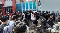 Mereka sudah menunggu sedari pagi untuk menyaksikan momen kebebasan Ahmad Dhani. Foto:  (Febri/detikcom)