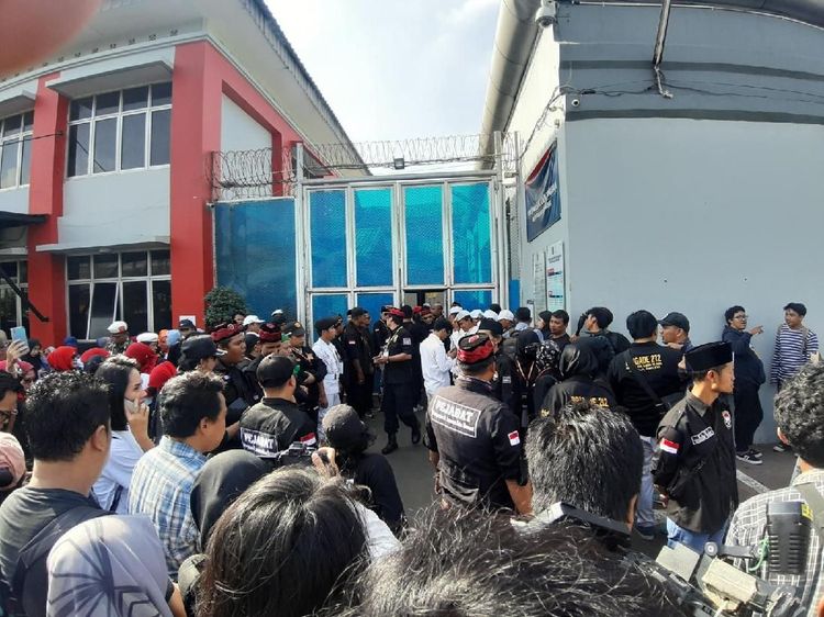Penampakan Ratusan Orang di Rutan Cipinang Sambut Ahmad Dhani Bebas
