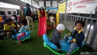 Selain itu, arena bermain anak-anak juga tersedia di area ruang tunggu kereta di Stasiun Pasar Senen, Jakarta.