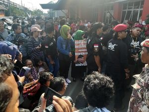 Ratusan Orang Penuhi Halaman Rutan Cipinang Sambut Ahmad Dhani Bebas