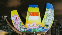 Proyeksi di ArtScience Museum merefleksikan ilustrasi yang dibuat oleh seniman dari Dyslexia Association of Singapore. Melalui gambar ini, orang dengan disleksia (gangguan dalam proses belajar yang ditandai dengan kesulitan membaca, menulis, dan mengeja) membagikan perspektif mereka tentang dunia dan harapan mereka agar Singapura lebih inklusif. Jadwal atraksi pada 31 Desember dimulai pukul 20.15-22.15 (Foto: Marina Bay Singapore/Facebook)