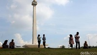 Monas menjadi salah satu tujuan warga baik dari Ibu Kota ataupun daerah sekitarnya yang akan mengisi libur akhir tahun.