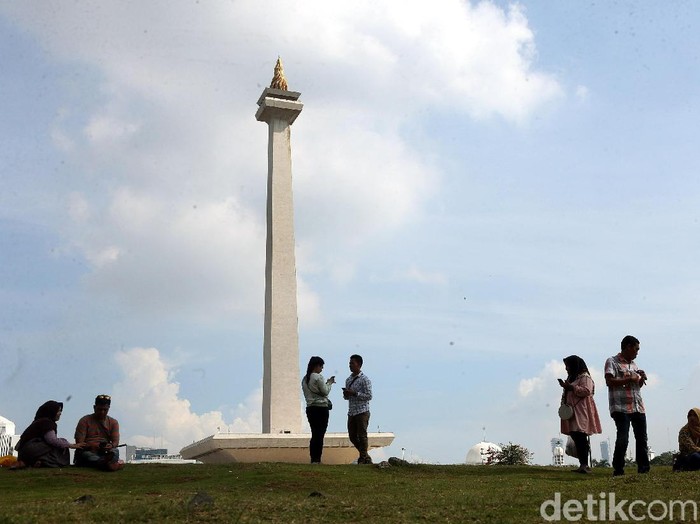 Libur akhir tahun, kawasan Silang Monas, Jakarta Pusat dipadati oleh pengunjung, Senin (30/12/2019).