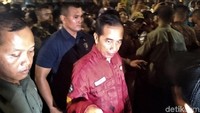 Setibanya di Yogyakarta, Jokowi dan rombongan langsung menuju Istana Kepresidenan atau Gedung Agung Yogyakarta untuk berkegiatan di sana. Di dampingi anak bungsunya, Kaesang Pangarep, Jokowi yang mengenakan jaket merah lengan panjang dan bercelana hitam keluar dari Gedung Agung menuju ke kawasan Malioboro.