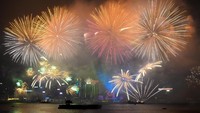 Pesta kembang api di Hong Kong pun kerap menjadi daya tarik bagi wisatawan untuk merayakan malam pergantian tahun. Tak sedikit orang berkumpul di Pelabuhan Victoria untuk mengabadikan keindahan pesta kembang api dengan latar belakang gedung-gedung pencakar langit di Kota Hong Kong. VCG/VCG via Getty Images.