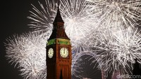 Kota London, Inggris, jadi salah satu lokasi pilihan untuk merayakan pergantian tahun. Suasana semarak dengan beragam kembang api yang menghiasi langit Ibu Kota Inggris ini menjadi daya tarik bagi para wisatawan untuk menikmati libur tahun baru di kota tersebut. Peter Macdiarmid/Getty Images.