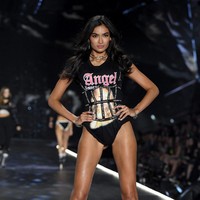 Aksi Kelly Gale di panggung Victorias Secret Fashion Show 2018. Perempuan asal Australia berdarah campuran India dan Swedia ini ditunjuk sebagai model brand lingerie tersebut sejak 2013. (Foto: Getty Images)