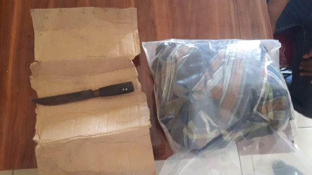 Barang bukti pisau yang digunakan pelaku.
