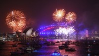 Meski waktu belum menyentuh pukul 23.59, kembang api sudah menghiasi Opera House Sydney (Foto: gettyimages)