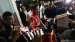 Jokowi Bagikan Kaos di Malam Tahun Baru