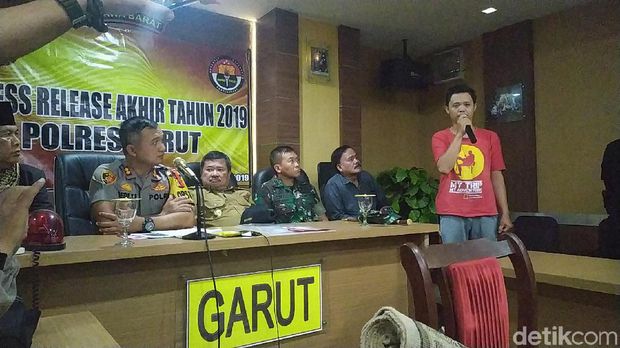 Jabar Sepekan: Manusia Gorong-gorong, Koboi Didor Polisi, dan Pria Injak Kitab 