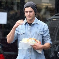 Dalam acara Conan OBrien, Zac Efron pernah mengatakan bahwa dia pernah mendapat kiriman berupa potongan kulit dari salah satu fansnya. Hal itu tentu saja membuat Zac Efron merasa geli. Walau demikian, Zac mengaku tetap mencintai fansnya tersebut. Foto: Instagram @zacefron