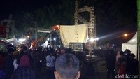 Panggung itu rencananya untuk manggung Pasha Ungu dan hiburan lainnya.