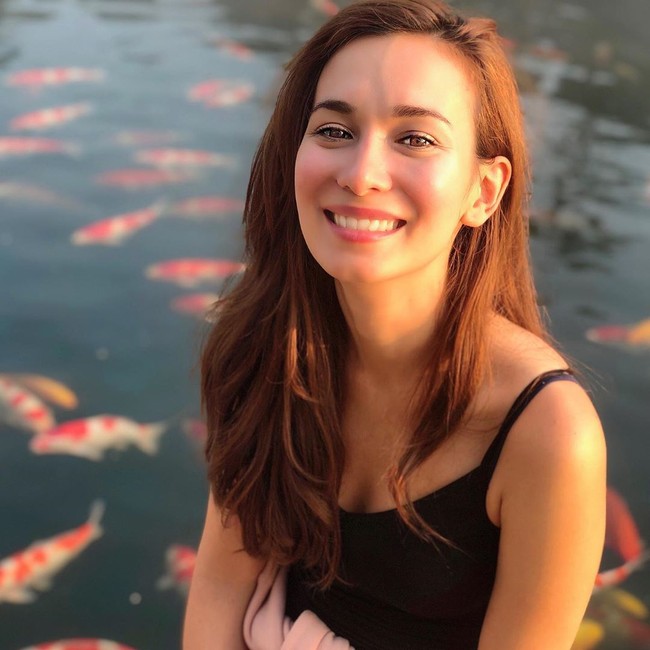 Selain aktris, ia juga model, penyanyi, dan seniman bela diri. Ia pun dikenal sering melakukan kegiatan amal. Foto: Instagram @celinajade